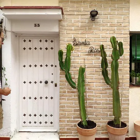 Casa Unifamiliar Con Patio Centrica Y Tranquila *