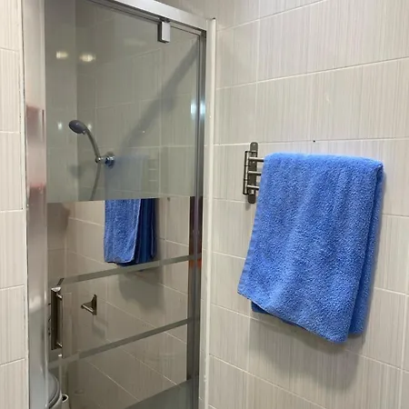 Casa Unifamiliar Con Patio Centrica Y Tranquila *