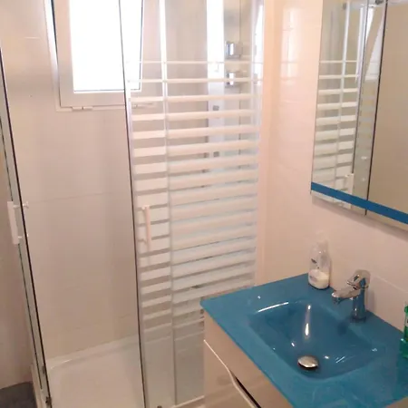 Casa Unifamiliar Con Patio Centrica Y Tranquila *