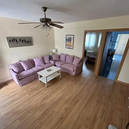 Casa Unifamiliar Con Patio Centrica Y Tranquila *